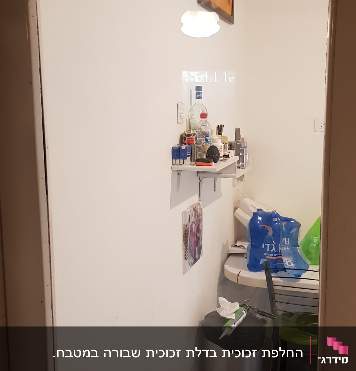 דלת זכוכית עם נוף לחדר פנימי